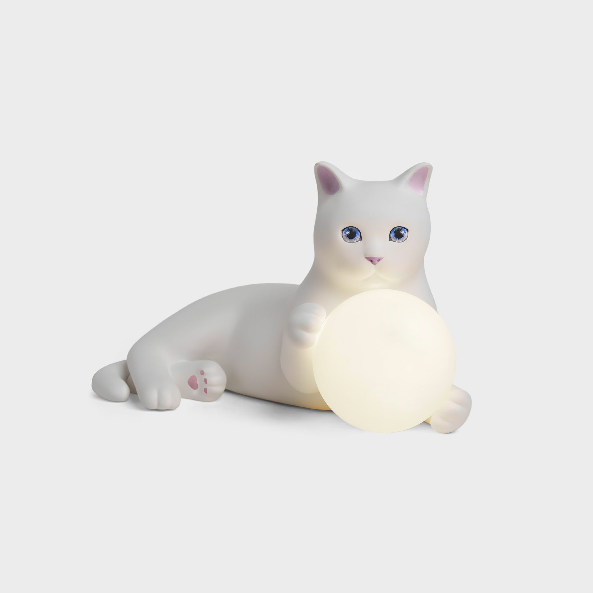 Belen cat-shaped table lamp by Pet Therapy™ with hand-painted details, resin and marble dust.