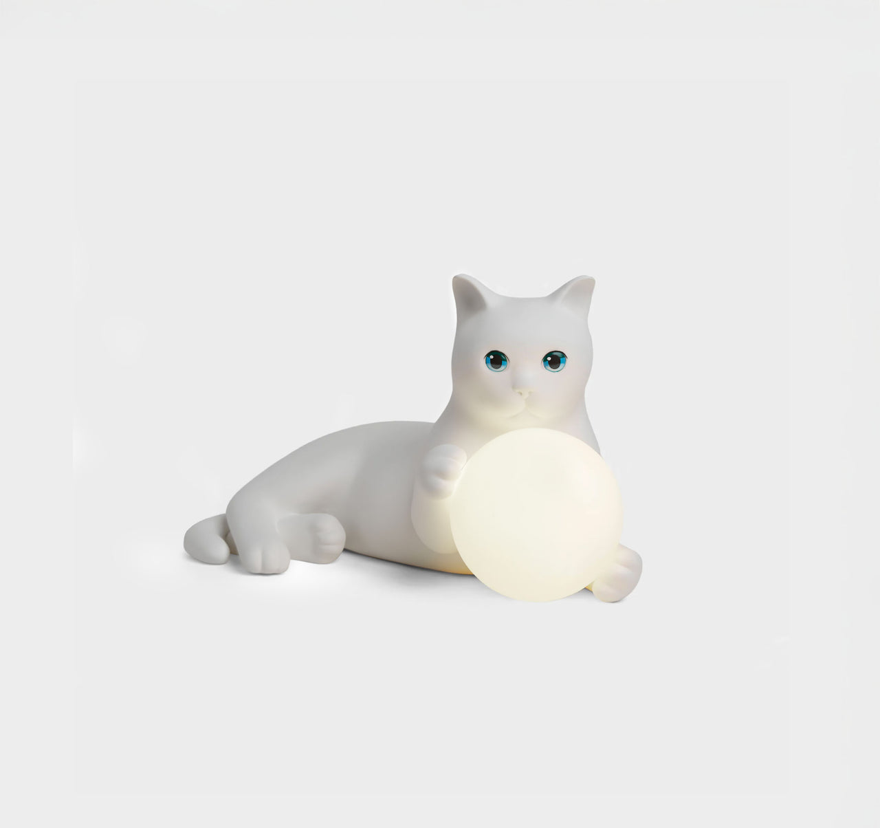 Birba Bespoke cat-shaped lamp by Pet Therapy™, hand-painted with blue custom eye colours.